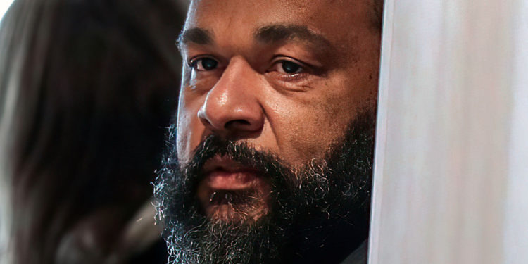 El antisemita cómico francés Dieudonné condenado a prisión