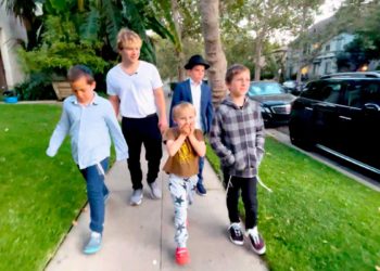 La estrella infantil de 'Jerry Maguire', Jonathan Lipnicki, escolta a los judíos de Los Ángeles a la sinagoga