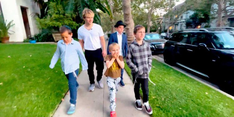 La estrella infantil de 'Jerry Maguire', Jonathan Lipnicki, escolta a los judíos de Los Ángeles a la sinagoga