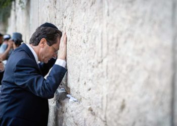 Herzog visita el Muro Occidental y llama a la unidad de los israelíes