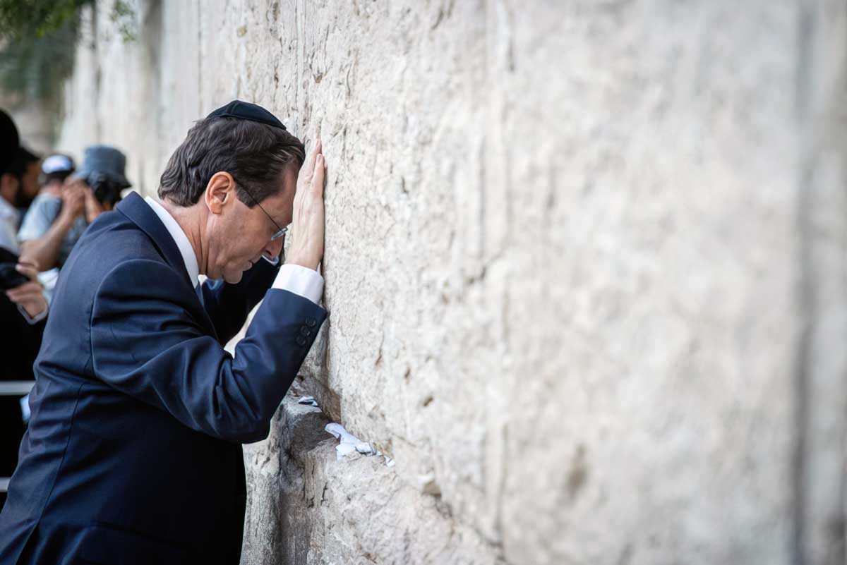 Herzog visita el Muro Occidental y llama a la unidad de los israelíes