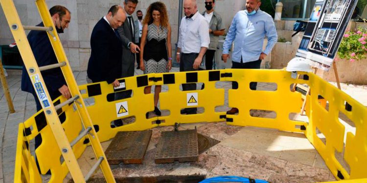 Bennett celebra instalación de cable de fibra óptica en el norte de Israel