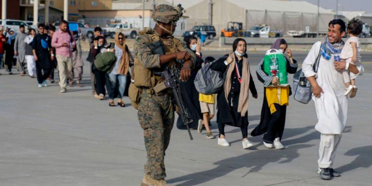 Qatar ofrece vacunas contra el COVID a los evacuados de Afganistán aún en tránsito