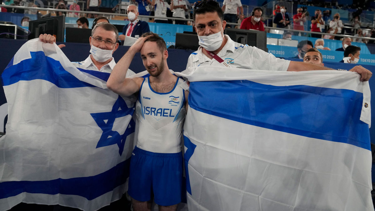 El modesto medallista de oro israelí Artem Dolgopyat demuestra ser un héroe olímpico