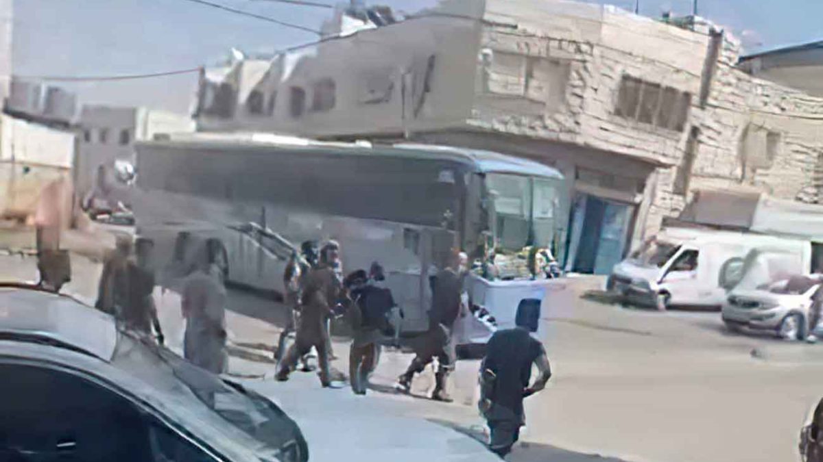 Autobús con soldados de las FDI entra por error en zona de Hebrón controlada por la AP