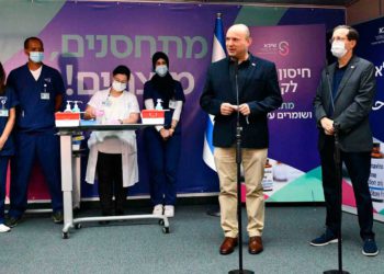 Bennett recibirá mañana la tercera dosis de la vacuna contra el COVID
