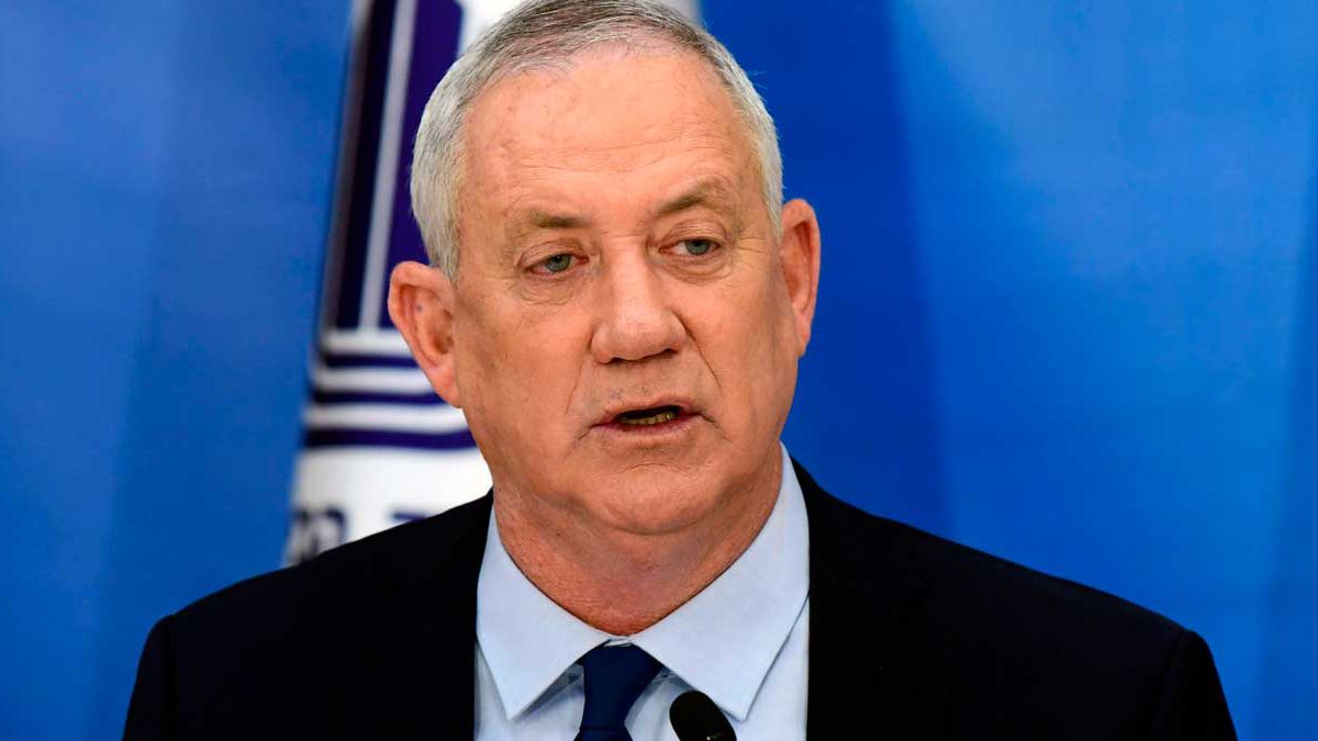 Benny Gantz dice que el PM Bennett aprobó su reunión con Abbas