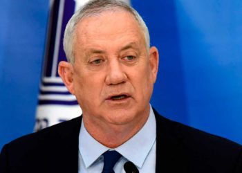 Benny Gantz dice que el PM Bennett aprobó su reunión con Abbas