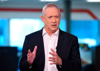 Gantz anuncia planes para legalizar a miles de cónyuges palestinos indocumentados “para fortalecer a la Autoridad Palestina”