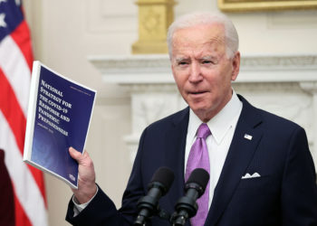 El presidente estadounidense Biden recibe un informe clasificado sobre el origen del COVID-19