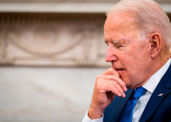 El índice de aprobación de Biden se desploma a un mínimo histórico