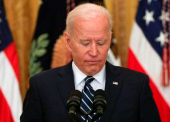 Biden insinúa repetidamente que él no decide cuándo y dónde responder a la prensa