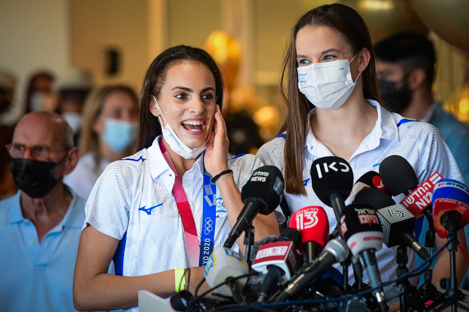 La campeona olímpica Linoy Ashram es recibida como héroe en su regreso a Israel