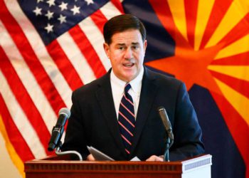 Gobernador de Arizona firma proyecto de ley para impartir educación sobre el Holocausto en las escuelas