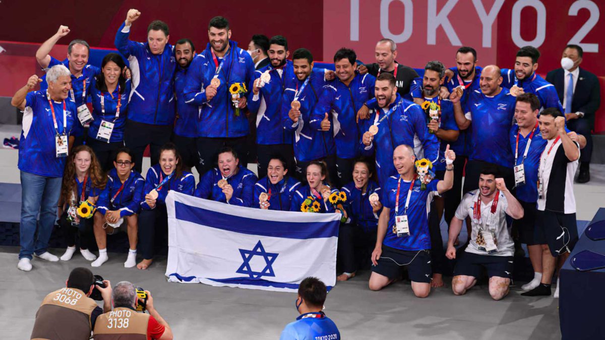 Los judokas israelíes celebran el bronce olímpico como un equipo unificado