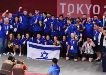 Los judokas israelíes celebran el bronce olímpico como un equipo unificado