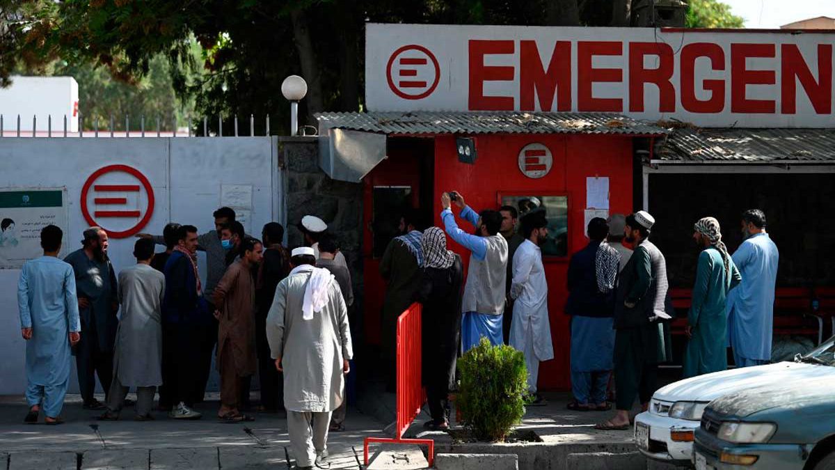 Kabul: afganos desesperados buscan a sus familiares desaparecidos tras los atentados de ISIS