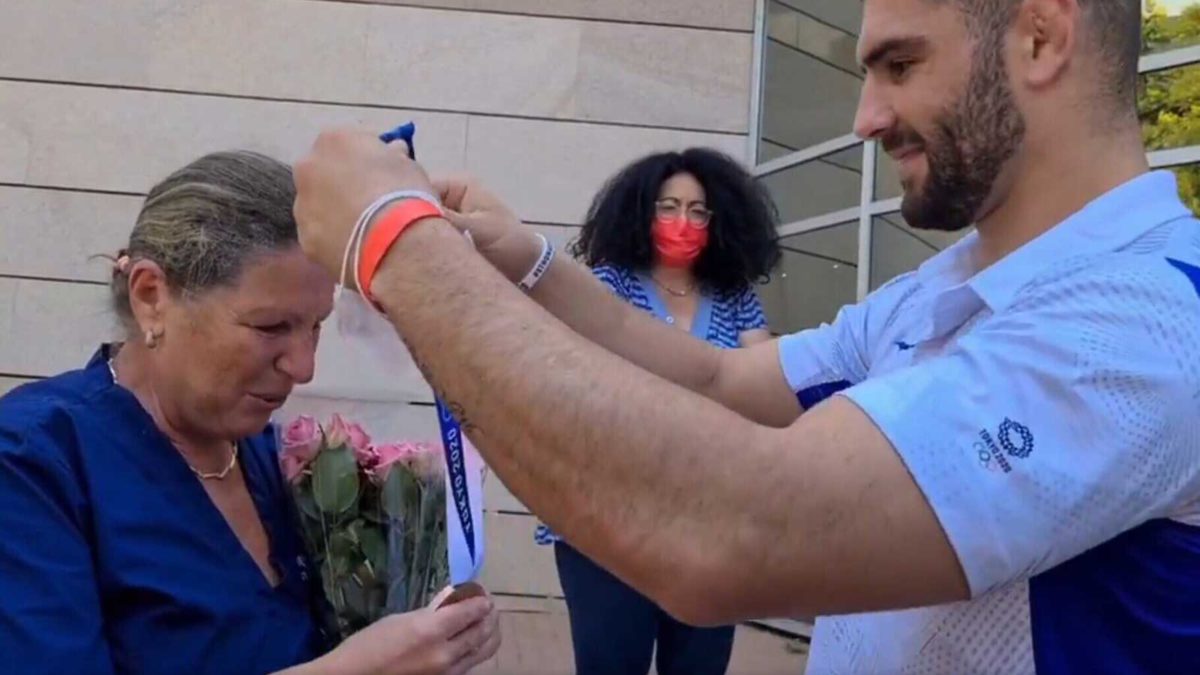 Judoka israelí entrega su medalla olímpica de bronce a su madre enfermera