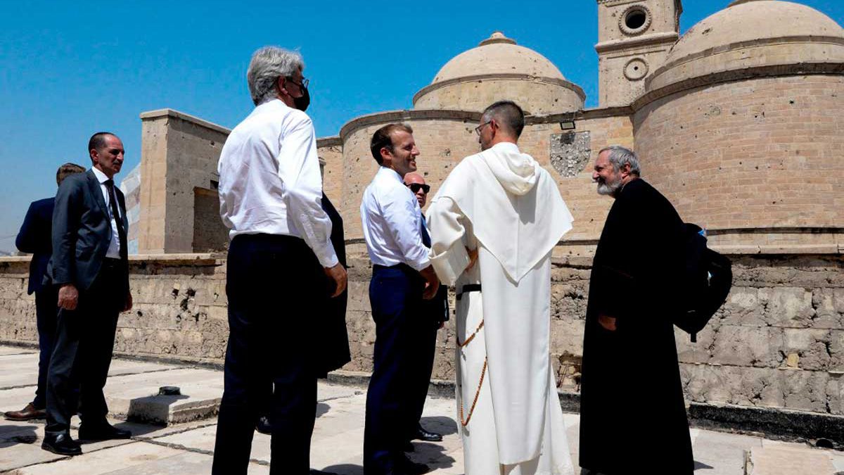 Macron recorre ciudades del norte de Irak devastadas por la guerra contra ISIS
