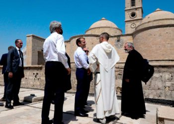 Macron recorre ciudades del norte de Irak devastadas por la guerra contra ISIS