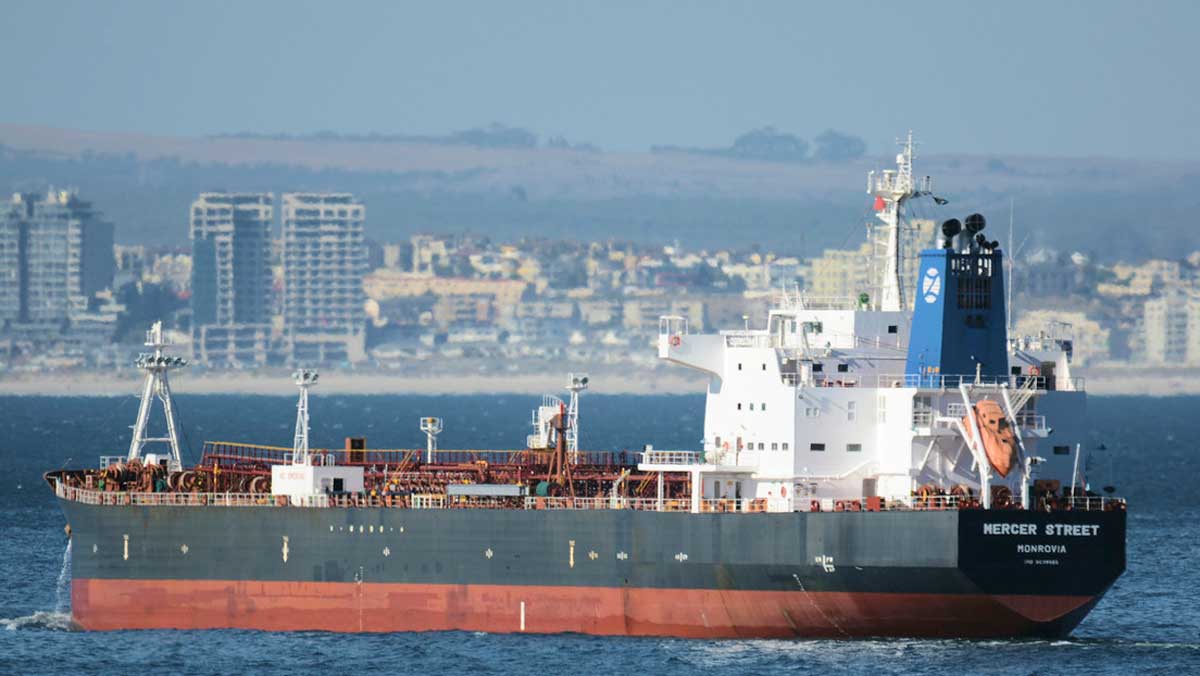 Imágenes muestran enorme cráter en el petrolero vinculado a Israel tras el ataque iraní 