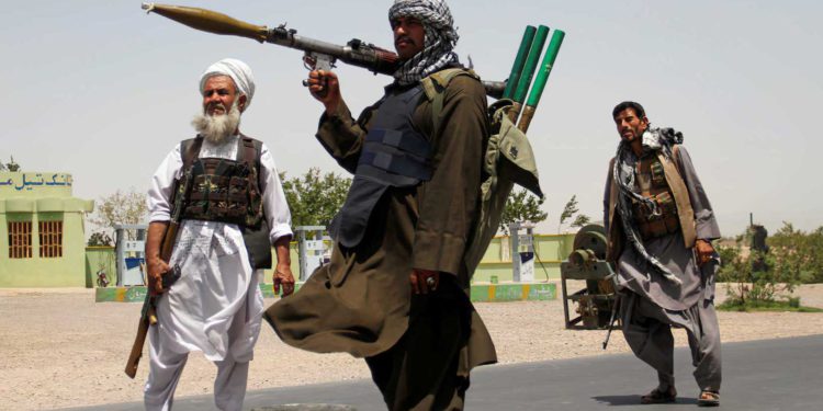 Talibanes capturan seis capitales de provincia afganas en medio de intensos combates