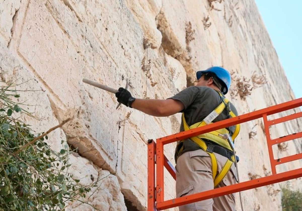 Las piedras del Muro Occidental se someten a una inspección de seguridad 