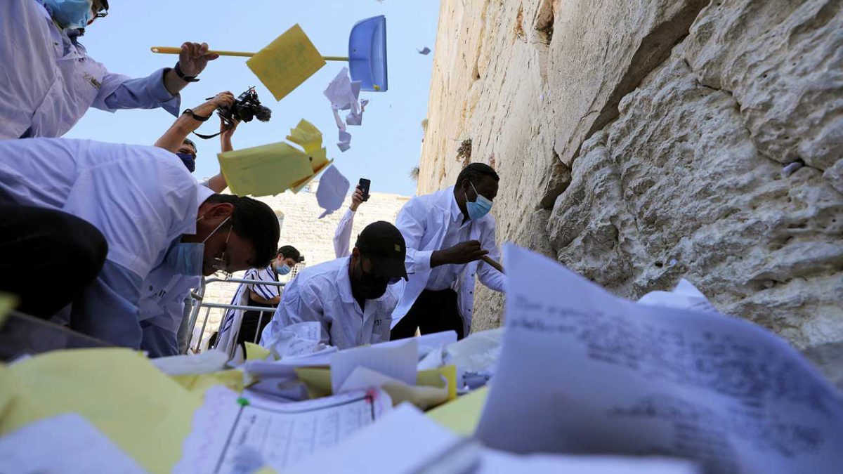 Se retiran notas de oración en el Muro Occidental antes de Rosh Hashaná