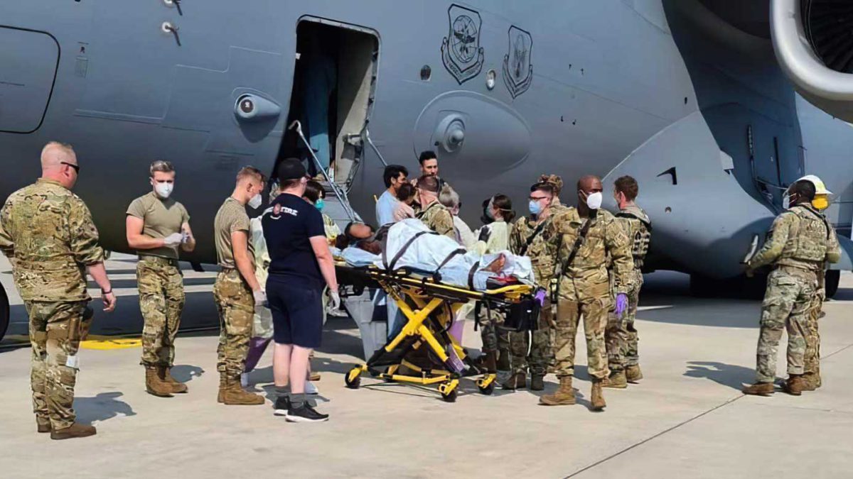 Refugiada afgana da a luz en un avión de evacuación de Estados Unidos