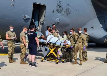 Refugiada afgana da a luz en un avión de evacuación de Estados Unidos