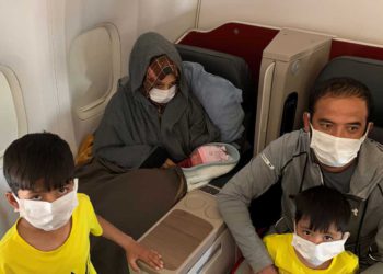Refugiada afgana da a luz en un vuelo de evacuación hacia el Reino Unido