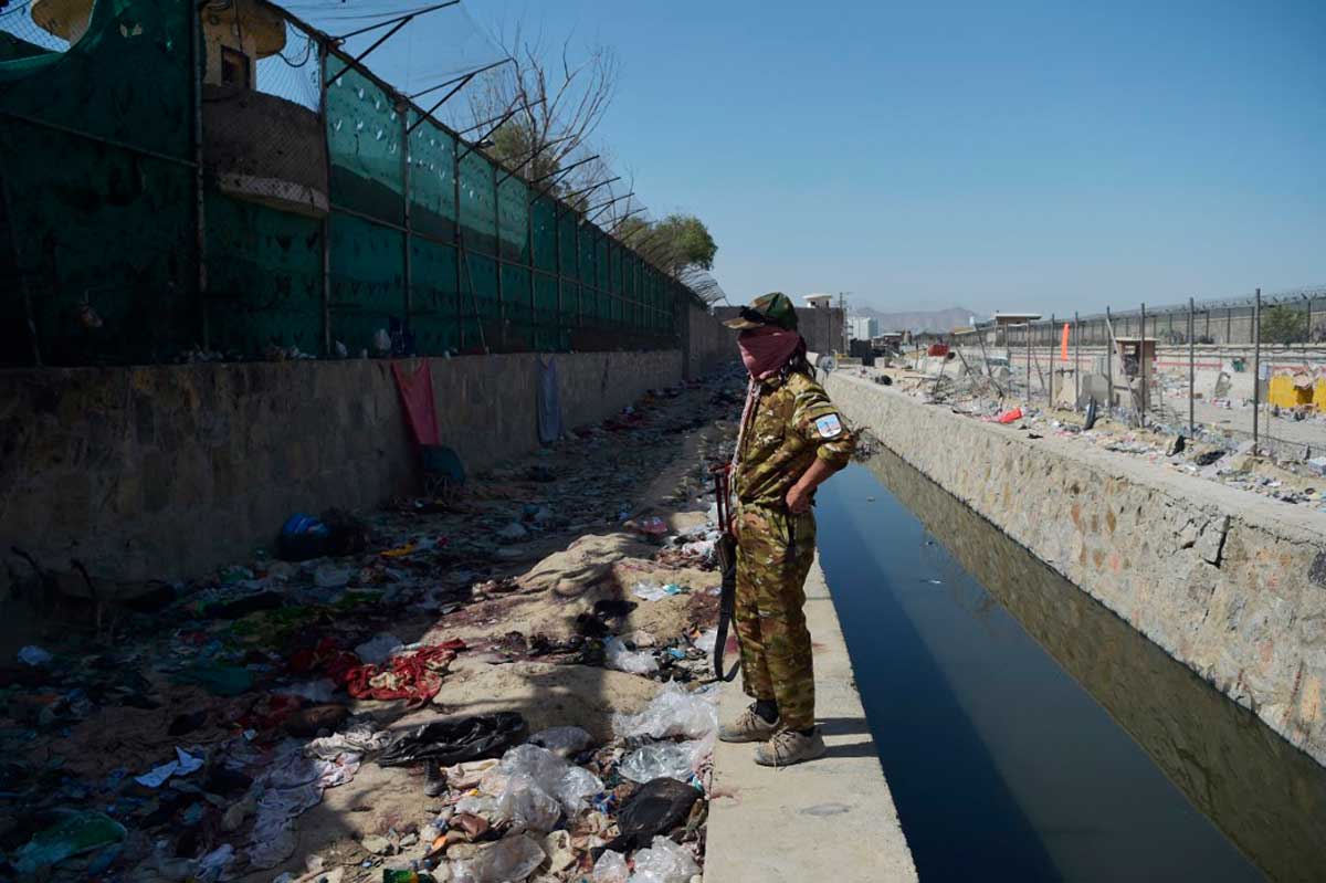 Kabul: afganos desesperados buscan a sus familiares desaparecidos tras los atentados de ISIS