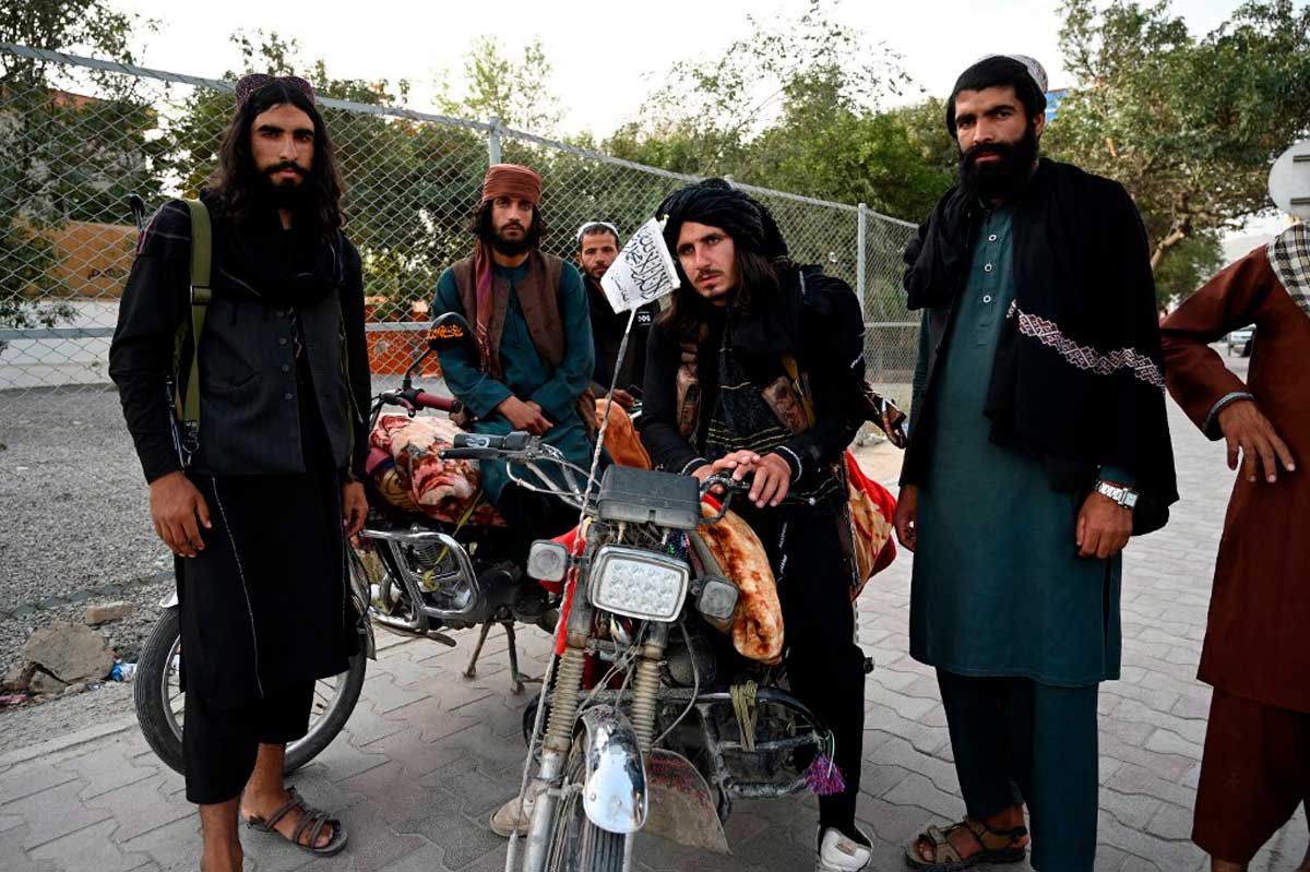 Los talibanes se enfrentan al reto de asegurar Kabul tras los atentados mortales