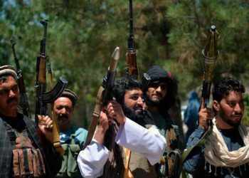 Afganistán: Miles huyen mientras los talibanes toman otra capital de provincia