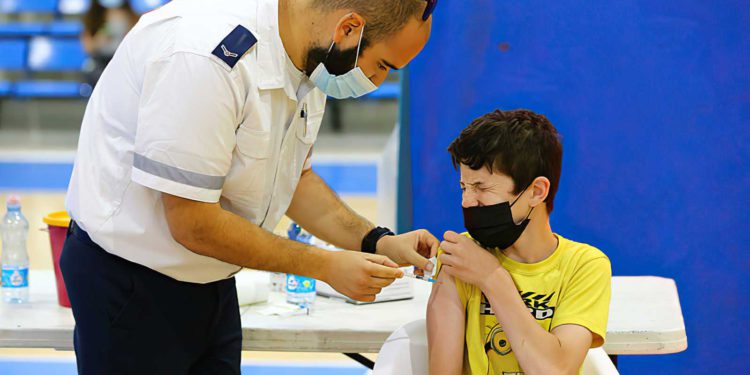 Cientos de niños israelíes recibieron la primera dosis de la vacuna contra el COVID