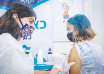 COVID-19: ¿Por qué un millón de israelíes se niegan a vacunarse?