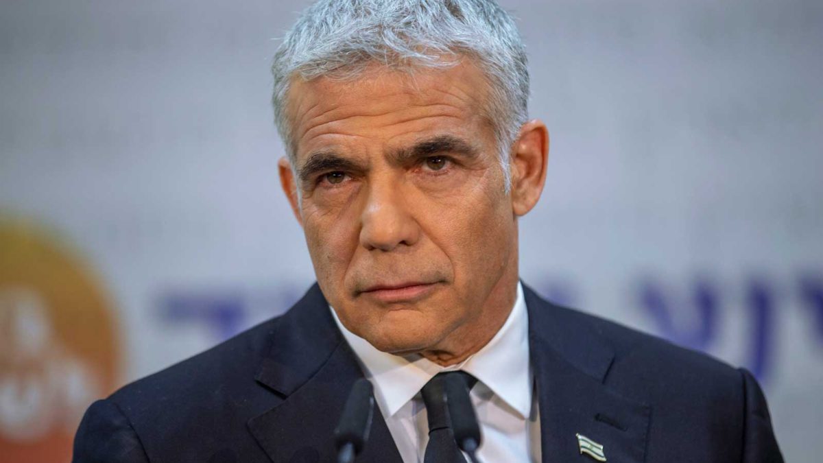 Lapid: No hay urgencia en reanudar las conversaciones con la Autoridad Palestina