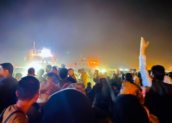 Caos en el aeropuerto de Kabul mientras miles de personas huyen