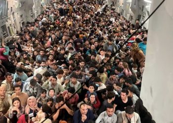823 refugiados afganos hacinados en un avión estadounidense: 183 más de lo que se pensaba