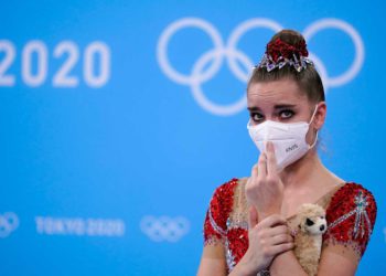 La gimnasta rusa Averina también ganó el oro una vez después de dejar caer la cinta