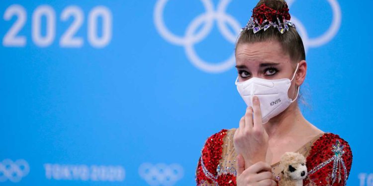La gimnasta rusa Averina también ganó el oro una vez después de dejar caer la cinta