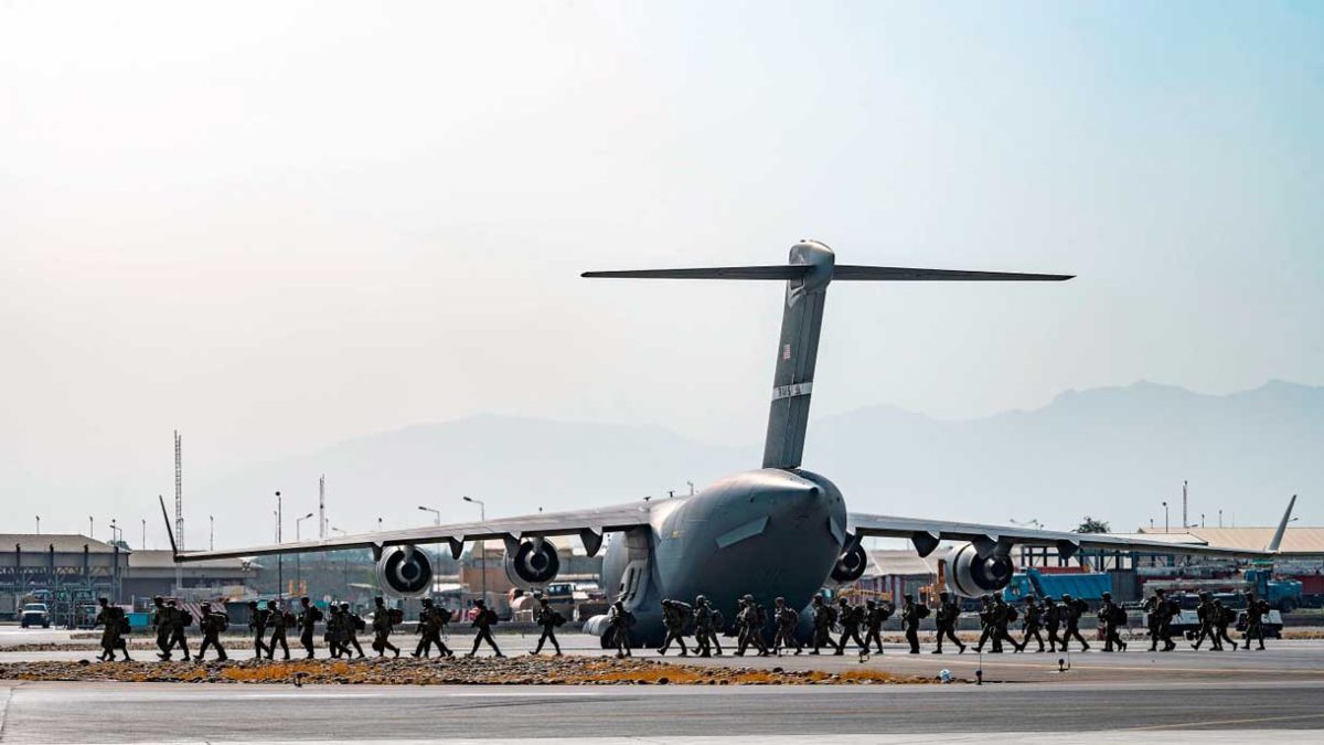Ucrania: Militantes secuestran avión de evacuación de Kabul y lo llevan a Irán