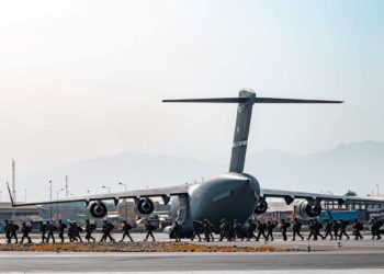 Ucrania: Militantes secuestran avión de evacuación de Kabul y lo llevan a Irán