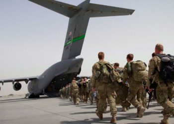 ¿Quién decidió cerrar la base aérea de Bagram en Afganistán y por qué?