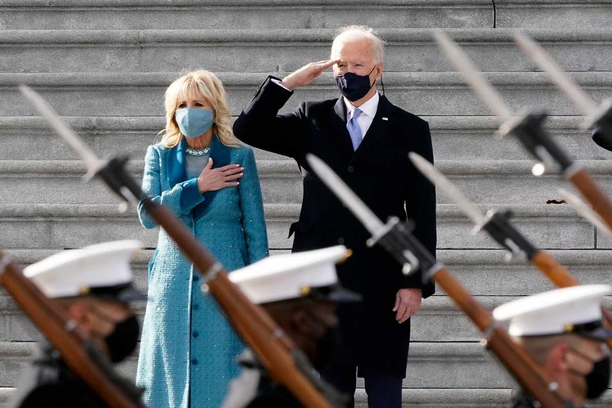 El presidente de EE.UU., Joe Biden, y su esposa, Jill Biden, asisten a una ceremonia de pase de revista militar en el frente este del Capitolio al término de las ceremonias de investidura, en Washington, el 20 de enero de 2021. (AP/J. Scott Applewhite)