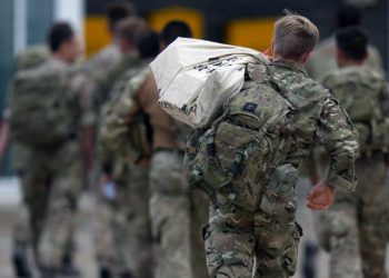 El último vuelo de evacuación del Reino Unido sale de Afganistán y las tropas comienzan a retirarse