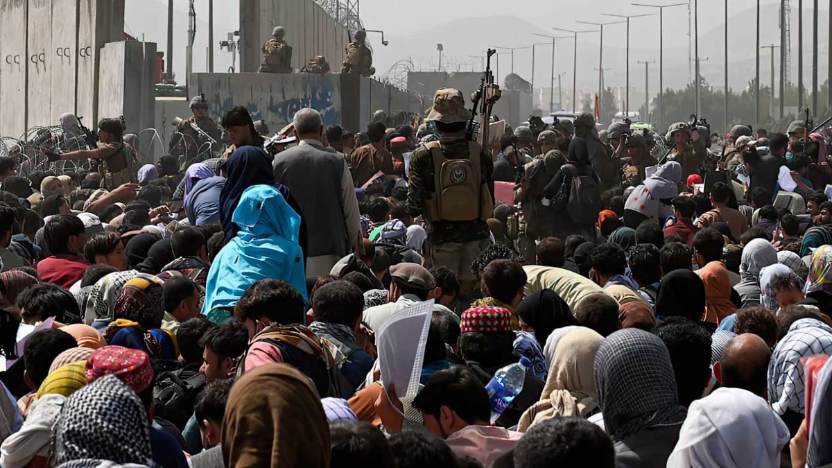 Islamistas talibanes viajan en un vehículo montado con la bandera talibán en la zona de Karte Mamorin, en la ciudad de Kabul, el 22 de agosto de 2021. (Foto de Hoshang Hashimi / AFP)