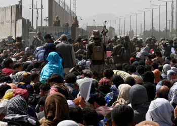 Islamistas talibanes viajan en un vehículo montado con la bandera talibán en la zona de Karte Mamorin, en la ciudad de Kabul, el 22 de agosto de 2021. (Foto de Hoshang Hashimi / AFP)