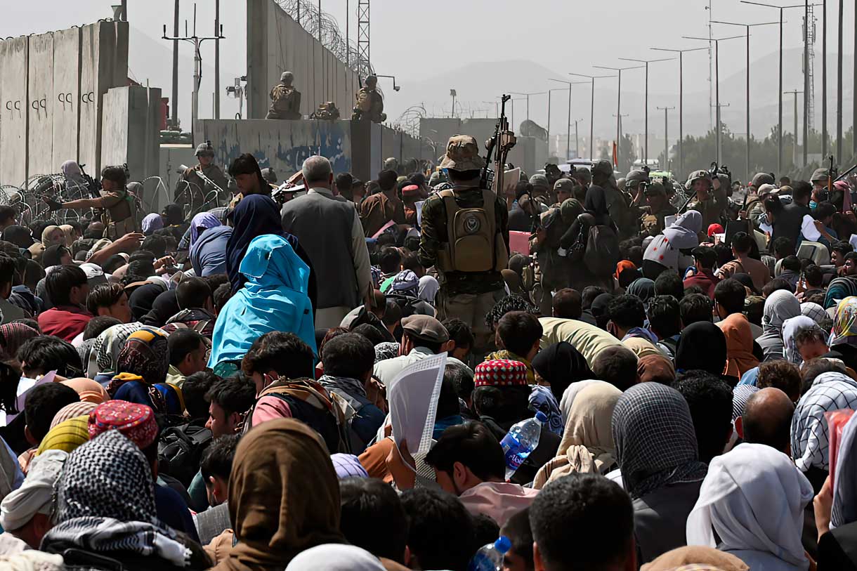 Islamistas talibanes viajan en un vehículo montado con la bandera talibán en la zona de Karte Mamorin, en la ciudad de Kabul, el 22 de agosto de 2021. (Foto de Hoshang Hashimi / AFP)