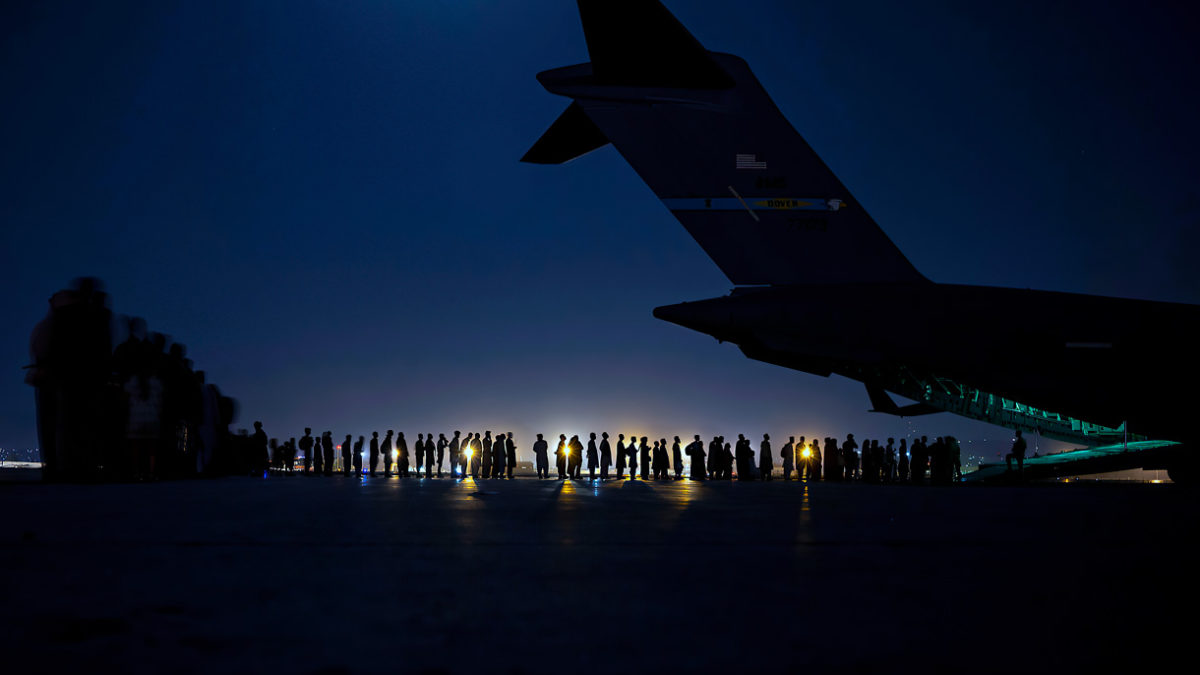 Un soldado afgano muere por disparos en el aeropuerto de Kabul en medio de una caótica evacuación